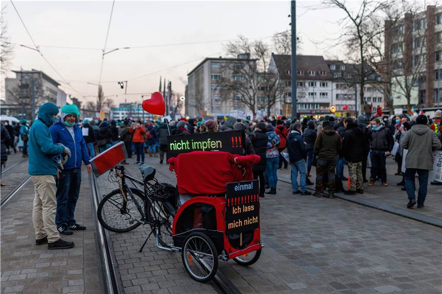 Video wird zum Internethit: Mann verkündet bei „Querdenker“-Demo Impftermine Ein junger Mann hat sich einer Corona-Demo entgegengestellt, als er inmitten der „Querdenker“ zum Impfen aufrief. (Symbolbild)