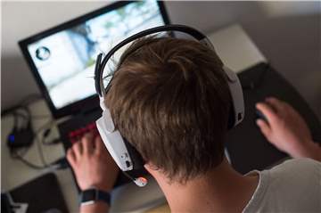 Ein junger Mann sitzt mit einem Headset vor einem Laptop und spielt ein Online-Computerspiel. Bis in die Nacht sitzen Jungs am Computer und kämpfen sich Strike um Strike durch die virtuelle Kampfzone. Mädchen zählen dauernd die Likes unter ihren Fotos. Die verbreitete Internetsucht bei Jugendlichen ist auch Thema in der LWL-Klinik in der Haard.