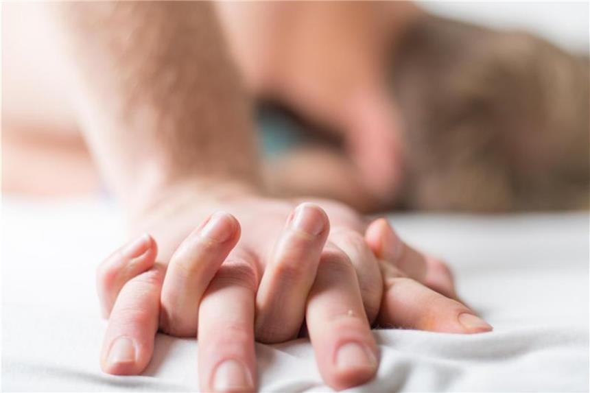 Umstrittenes Sex-Gesetz in Schweden in Kraft Ein junges Paar liegt im Bett. In Schweden ist Sex künftig nur mit Zustimmung erlaubt. Foto: Christophe Gateau