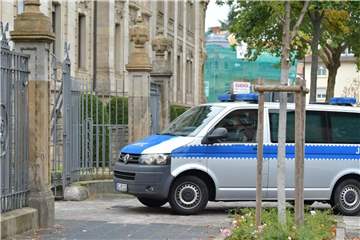 Ein Justiz-Fahrzeug biegt in die Einfahrt zum Landgericht in Landau ab. Foto: Uwe Anspach