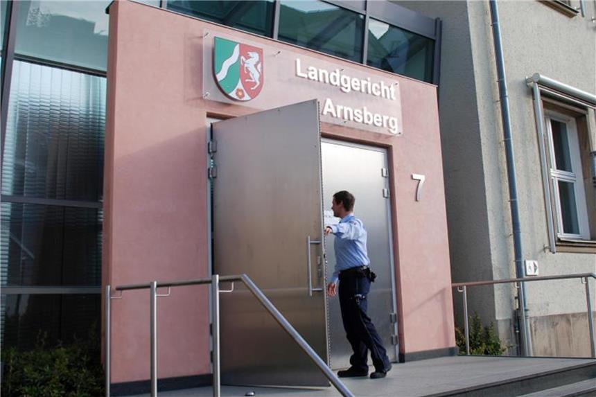 Keine Bedenken gegen Freilassung von Geiselnehmer Degowski Ein Justizbeamter öffnet die Tür vom Landgericht in Arnsberg. Foto: Jörg Taron/Archiv