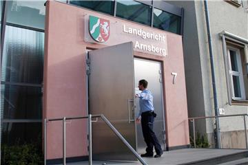 Ein Justizbeamter öffnet die Tür vom Landgericht in Arnsberg. Foto: Jörg Taron/Archiv