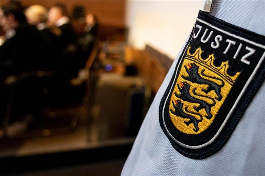 Kretschmann kündigt Aufarbeitung nach Missbrauchsfall an Ein Justizbeamter steht am 7. August vor der Urteilsverkündung in einem Saal des Landgerichts Freiburg. Foto: Patrick Seeger