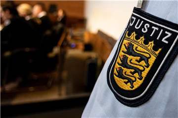 Ein Justizbeamter steht am 7. August vor der Urteilsverkündung in einem Saal des Landgerichts Freiburg. Foto: Patrick Seeger