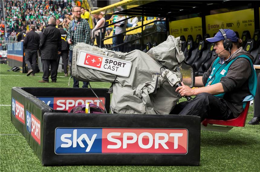 BVB gegen Bayern München heute im TV: Die „hisTOOORische Konferenz“ Ein Kameramann von Sky am Spielfeldrand.