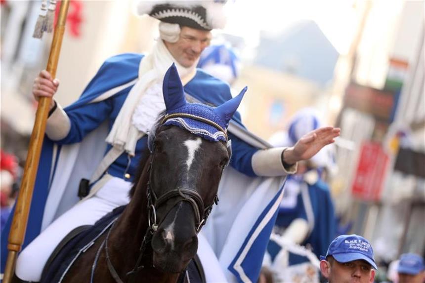 Keine Pferdekutschen bei Rosenmontagszug 2019 in Düsseldorf Ein Karnevalist reitet sein Pferd bei einem Rosenmontagszug. Foto: Rolf Vennenbernd/Archiv