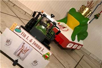 Ein Karnevalszug ohne den Froschwagen, der traditionell den Raesfelder Rosenmontagszug anführt? Das konnten sich die RRZ-Mitglieder auch beim diesjährigen Online-Rosenmontagszug nicht vorstellen und haben einen Froschwagen im Miniatur-Format gebastelt.
