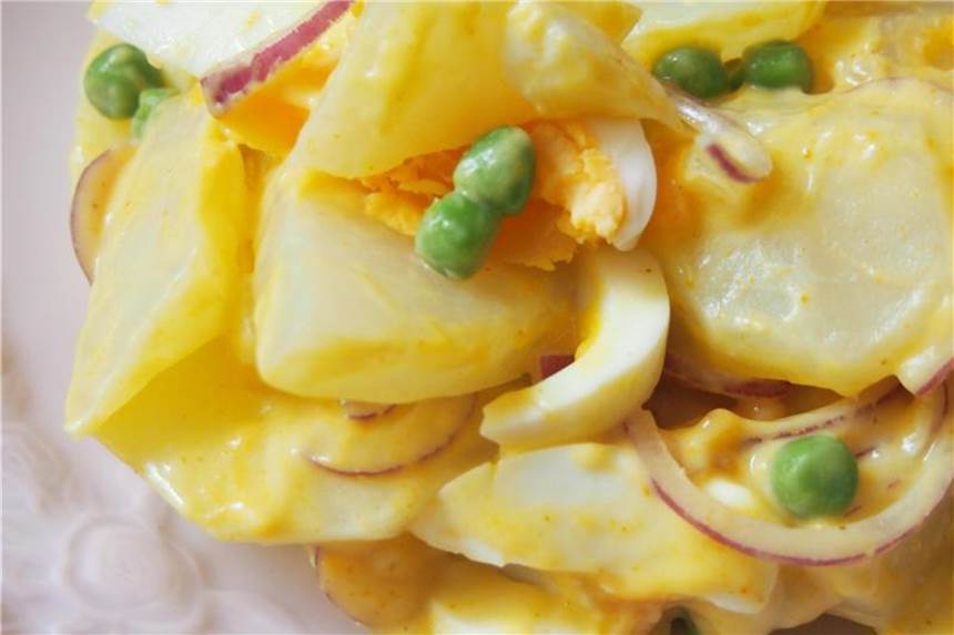 Rezept für Fake-Kartoffelsalat Ein Kartoffelsalat, der ohne die Knollen auskommt: Stattdessen kommt Kohlrabi in den Salat. Foto: Doreen Hassek/dekoreen.blogspot.de