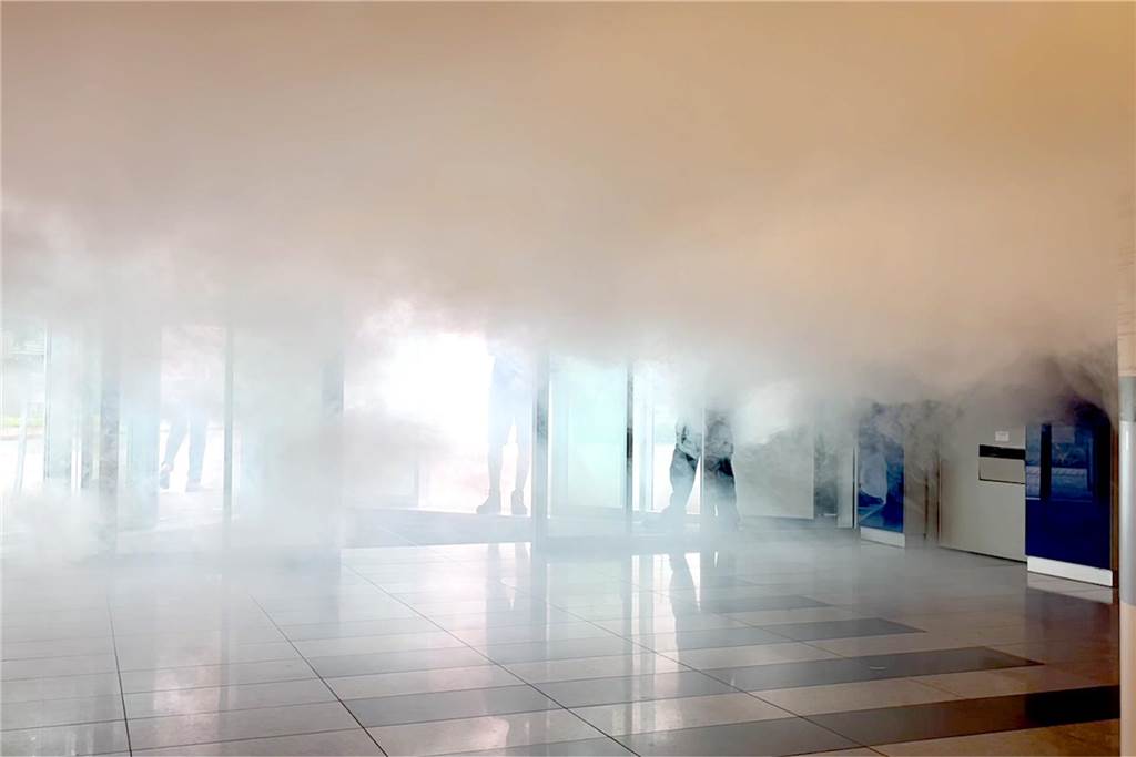 Nebel verschleiert die Sicht in einem Raum.