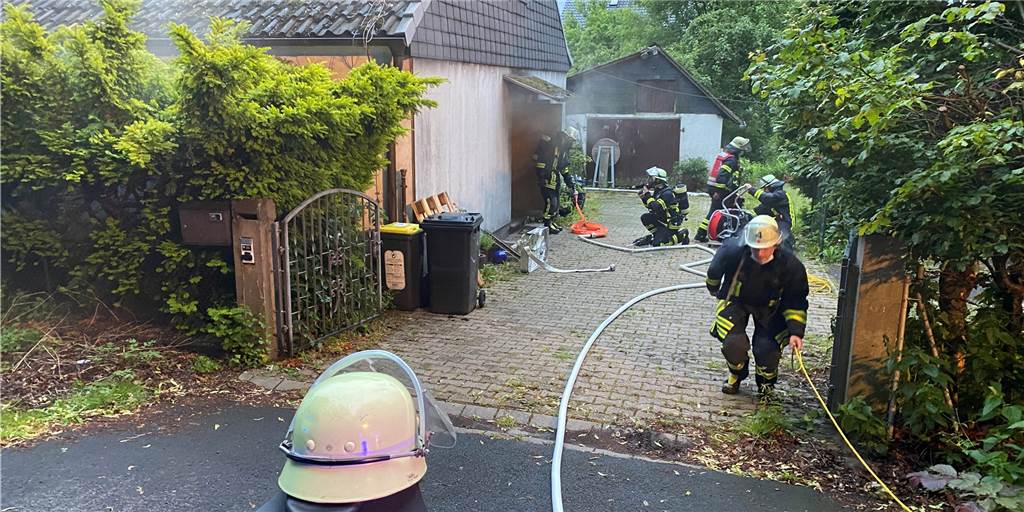 Kellerbrand im Dortmunder Süden: Anwohner alarmierten Feuerwehr Ein Keller brannte am frühen Donnerstagmorgen an der Wittbräucker Straße. Viele Einsatzkräfte verhinderten, dass sich das Feuer ausbreitete.