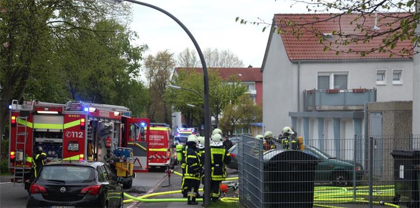 Brand: Feuerwehr Castrop-Rauxel rettet Bewohner Ein Kellerraum brannte am Sonntagmorgen in einem Mehrfamilienhaus an der Straße Hoher Weg.
