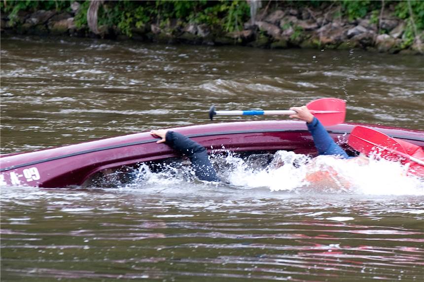 Kanufahrer in NRW ertrinkt vor den Augen seines Bruders – Leiche gefunden Ein kenterndes Kanu. (Symblbild)