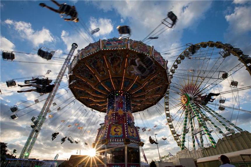 Nach langer Corona-Pause: Das planen Schausteller in der neuen Saison Ein Kettenkarussell dreht sich auf der Cranger Kirmes in Herne.