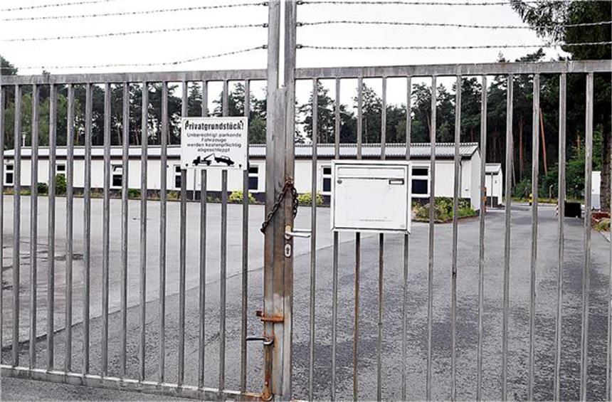 Ankunft der Flüchtlinge in Sythen weiterhin ungewiss Ein Kettenschloss sichert das Tor zum ehemaligen Gelände der britischen Rheinarmee. Hier sollten eigentlich schon vor einer Woche 130 Flüchtlinge untergebracht werden. Steffe