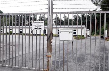 Ein Kettenschloss sichert das Tor zum ehemaligen Gelände der britischen Rheinarmee. Hier sollten eigentlich schon vor einer Woche 130 Flüchtlinge untergebracht werden. Steffe