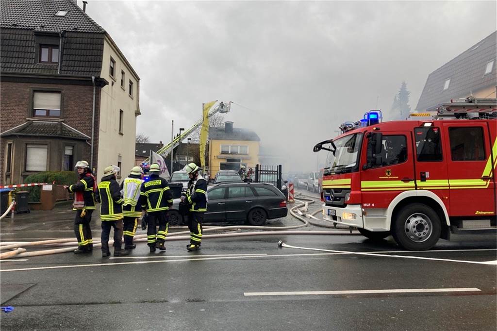 Großbrand im Dortmunder Westen: Autohandel steht lichterloh in Flammen - viele Fotos Brand in Lütgendortmund