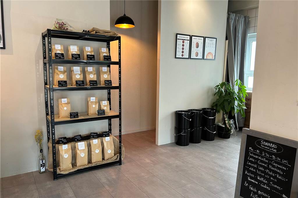 Die Einrichtung im Café Sinabro ist schlicht und elegant.