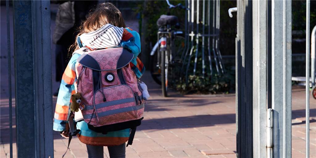 9-Jährige sexuell missbraucht: „Aktenzeichen XY“ zeigt Dortmunder Fall Ein Kind auf dem Schulweg (Symbolbild)