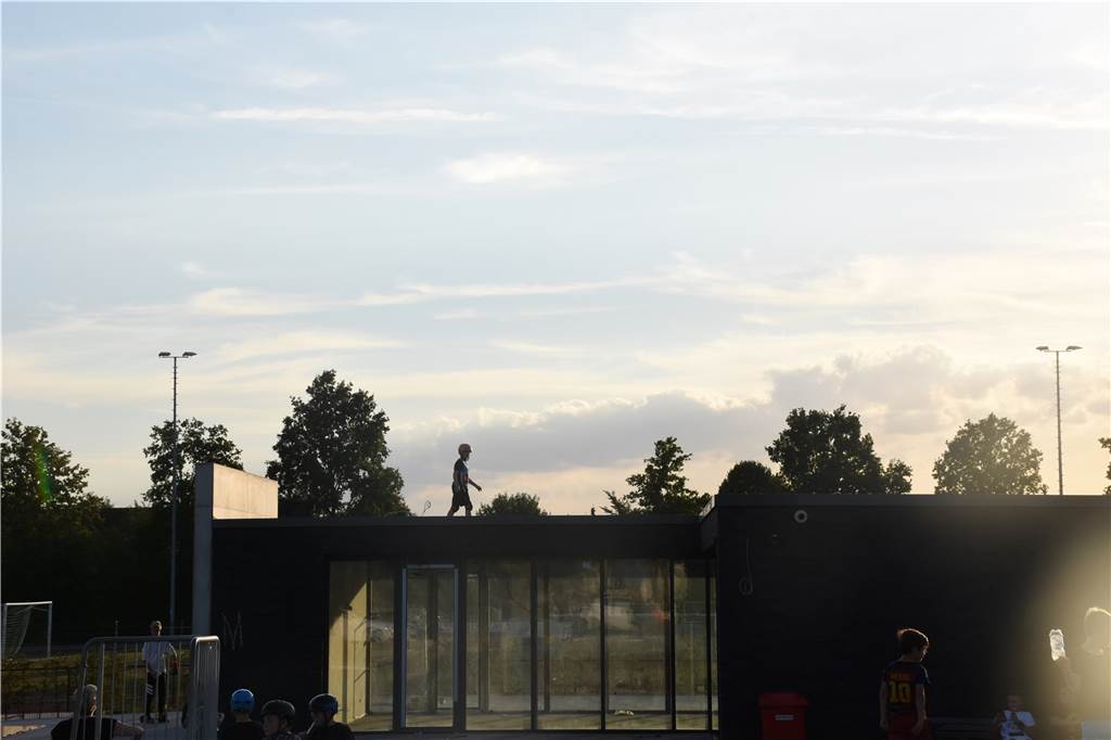 Ärger am Skateplatz: Was kann getan werden, um die Probleme zu beheben? Ein Kind ist auf das Umkleidegebäude gegenüber des Skateparks geklettert. Von dort werden auch Kieselsteine auf die Anlage geworfen, sagt Sebastian Heinz.