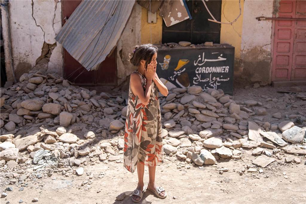 Bangen und Beten um Verschüttete: Den Rettern läuft die Zeit davon Ein Kind steht neben durch das Erdbeben verursachten Schäden. Nach dem verheerenden Erdbeben am 08.09.2023 hat es in Marokko am Sonntagmorgen ein Nachbeben gegeben.