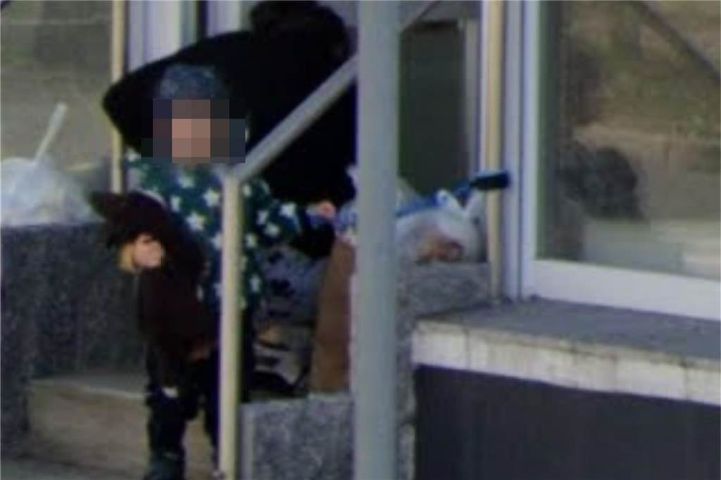 „Besser kurz angeleint als Kind tot“: Castrop-Rauxeler diskutieren Leinen-Fall Ein Kind steht vor einer Tagespflegeeinrichtung in Castrop-Rauxel. Die Tagesmutter trägt Taschen herein, das Kind ist am Geländer angebunden. Ist das aus Sicherheitsgründen für das Kind tragbar oder nicht?