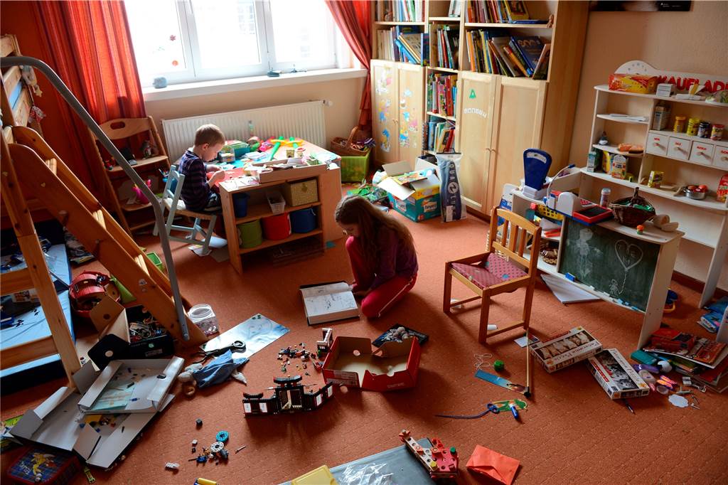 Kein Chaos im Lockdown: Expertin gibt Familien 10 einfache Tipps für ein ordentliches Zuhause Ein Kinderzimmer darf auch mal chaotisch aussehen. Nimmt das aber Überhand, sollten Eltern ihrem Nachwuchs nach und nach einzelne Bereiche vorgeben, die sie in einer bestimmten Zeit aufräumen sollen. Sonst wird es zu viel, die Kinder haben keine Lust und das Aufräumen kann zu Streit führen.