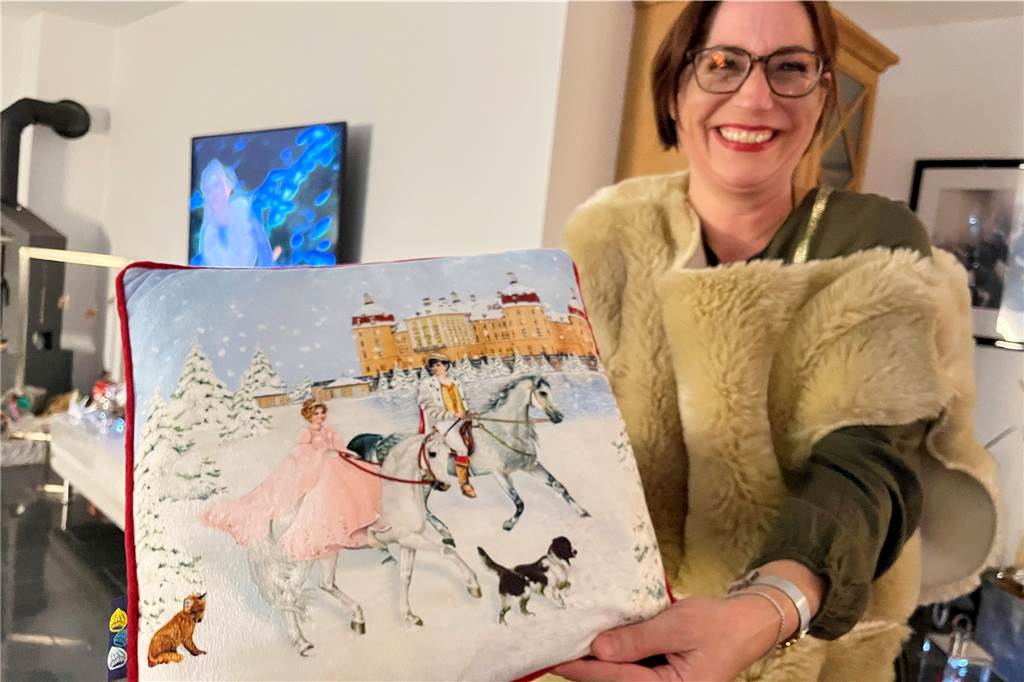 Gabriele Ridderskamp-Bonfiglio verwandelt sich in Aschenbrödel Ein Kissen mit Aschenbrödel zeigt Gabriele Ridderskamp-Bonfiglio.