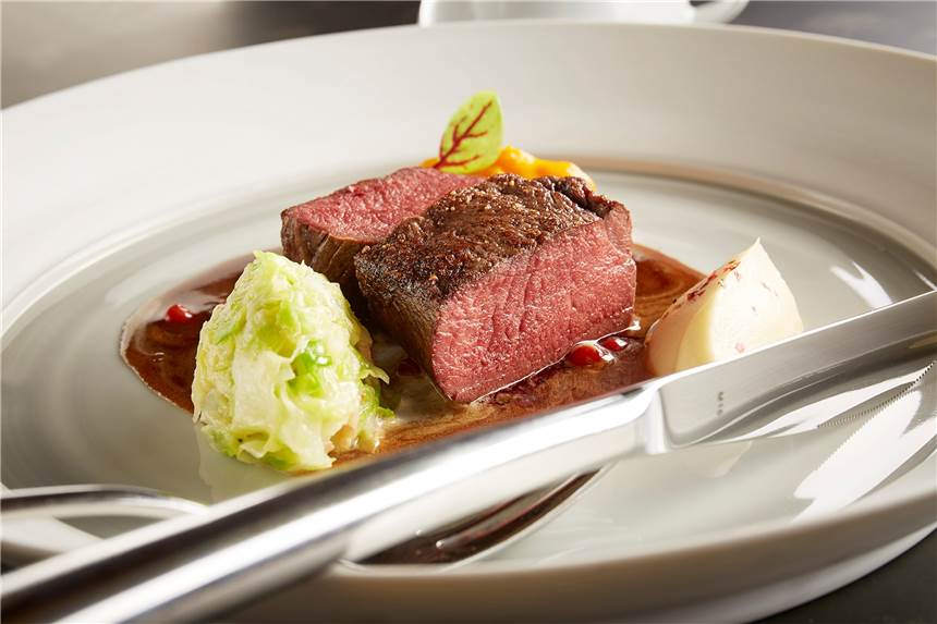 Mit Fokus auf Saucen: Ein kulinarischer Stern leuchtet über dem Sauerland Ein Klassiker der Gourmet-Küche. Entenbrust von Felix Weber aus dem Hause Deimann in Schmallenbach.