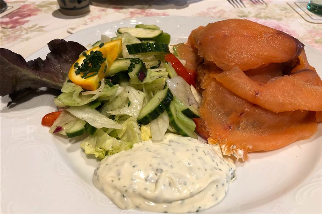 Die Haarmühle bietet rustikale Sattmacher in einem einzigartigen Ambiente Ein Klassiker: der Räucherlachsteller. Unter der reichlichen Menge Lachs verbargen sich zwei Röstis statt Reibeplätzchen. Schmeckte trotzdem gut.