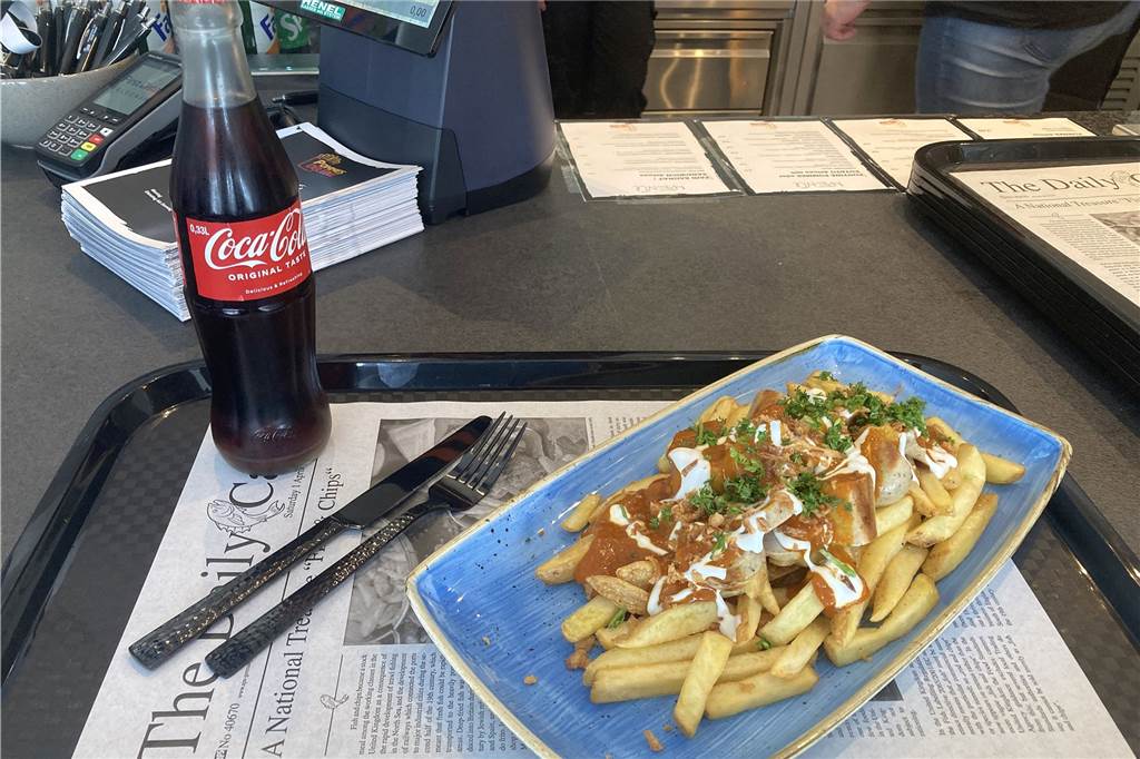 Chefkoch eröffnet Imbiss in Herten: „Wir machen Pommes mal ganz anders“ Ein Klassiker in einem etwas anderen Gewand: Die "Currywurst Deluxe" mit Poutine Pommes.