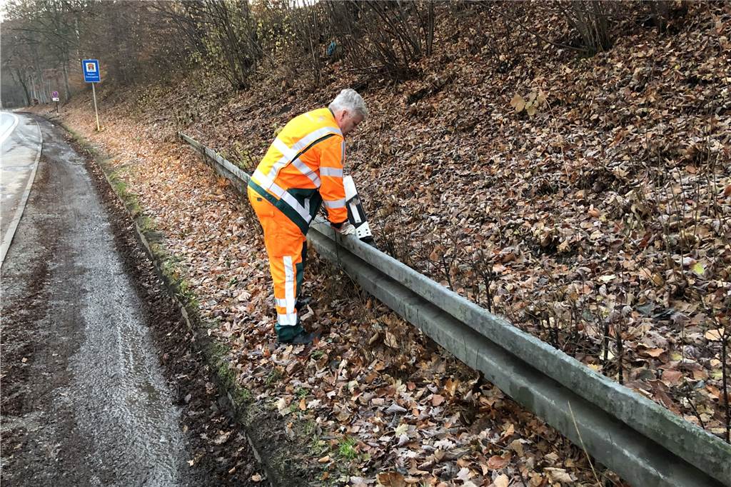 Ein ganzes Berufsleben auf der Straße Ein Klassiker sind umgeknickte Leitpfosten, an manchen Tagen ist es nicht nur einer, sondern Dutzende hintereinander. Fotos (3) Becker