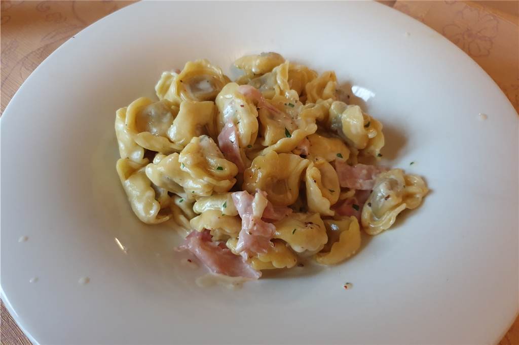 Im Martins werden die Röstkartoffeln zum heimlichen Star des Hauptgangs Ein Klassiker: Tortellini mit Sahnesauce und Schinken. Der große Teller lässt die Portion kleiner aussehen als sie ist.