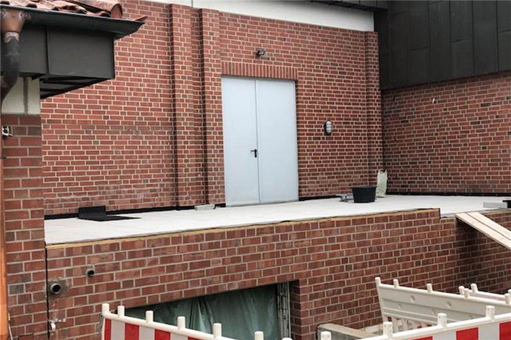 Mehr Licht, mehr Möglichkeiten - alles neu in der Stadthalle Olfen Ein kleiner Anbau war notwendig, um die neue Lüftungsanlage unterbringen zu können. Die Stadthalle verfügt jetzt auch über eine Klimaanlage.