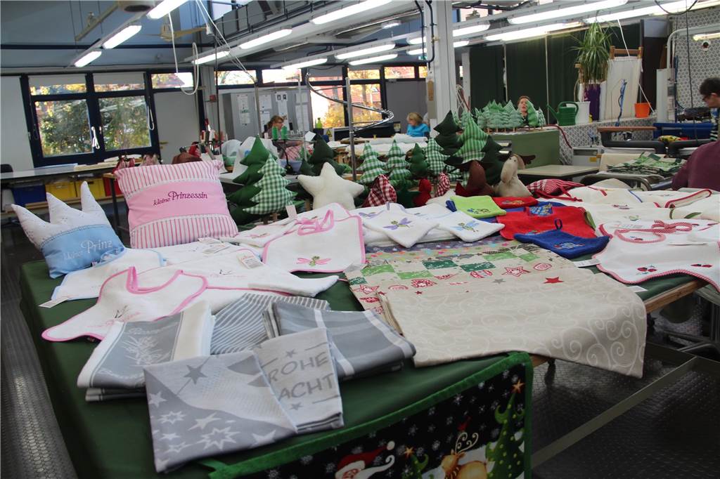 So läuft‘s mit dem Zusammenleben behinderter und nichtbehinderter Menschen in Nordkirchen Ein kleiner Einblick in die Vielfalt der Produkte, die die Besucher des Adventsbasars der Caritas-Behindertenwerkstätten jedes Jahr erleben.