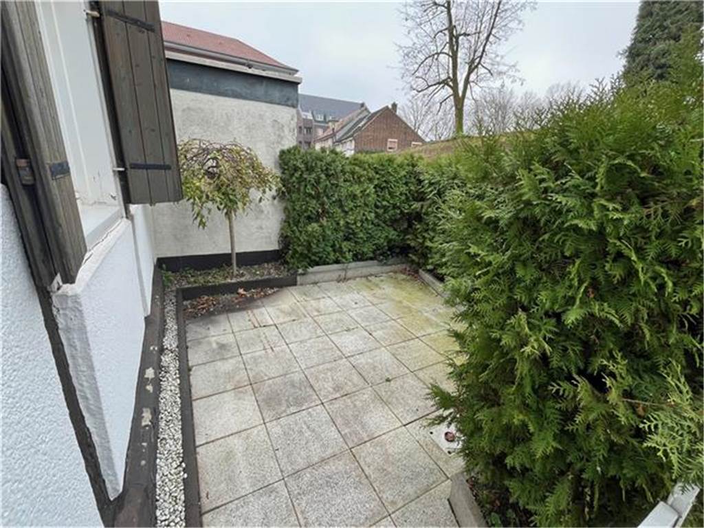 Ein kleiner Freisitz vor dem Haus gehört dazu.