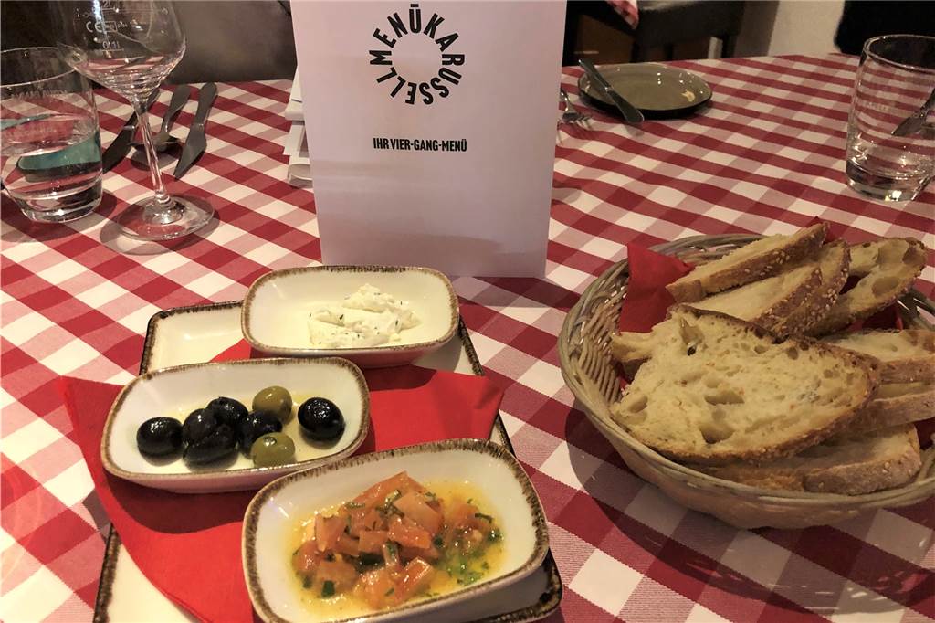 Menükarussell in der Trattoria Puglia: Vier Gänge und ein Geschlechterkampf Ein kleiner Gruß aus der Küche eröffnet das Menükarussell.