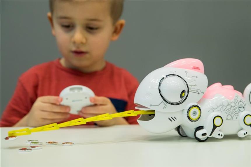 Spielzeughersteller wollen Naturliebe und Teamgeist wecken Ein kleiner Junge spielt am Rande der Pressekonferenz zur Spielwarenmesse 2018 im Messezentrum in Nürnberg. Die weltweit größte Spielwarenmesse findet vom 31. Januar bis 4. Februar statt. Foto: Daniel Karmann
