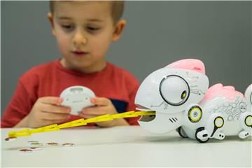 Ein kleiner Junge spielt am Rande der Pressekonferenz zur Spielwarenmesse 2018 im Messezentrum in Nürnberg. Die weltweit größte Spielwarenmesse findet vom 31. Januar bis 4. Februar statt. Foto: Daniel Karmann