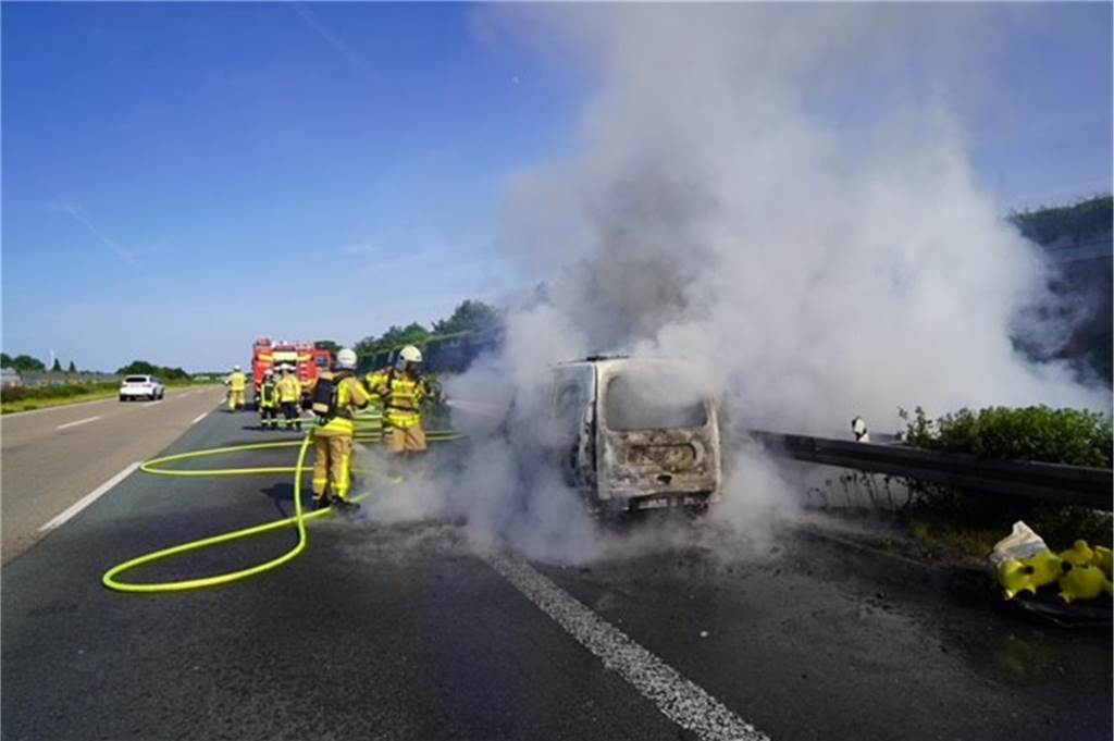 Ein kleiner Lieferwagen geriet Pfingstmontag auf der A2 bei Castrop-Rauxel in Flammen. Die zwei Insassen konnten schon aussteigen, als der Brand noch nicht so groß war.