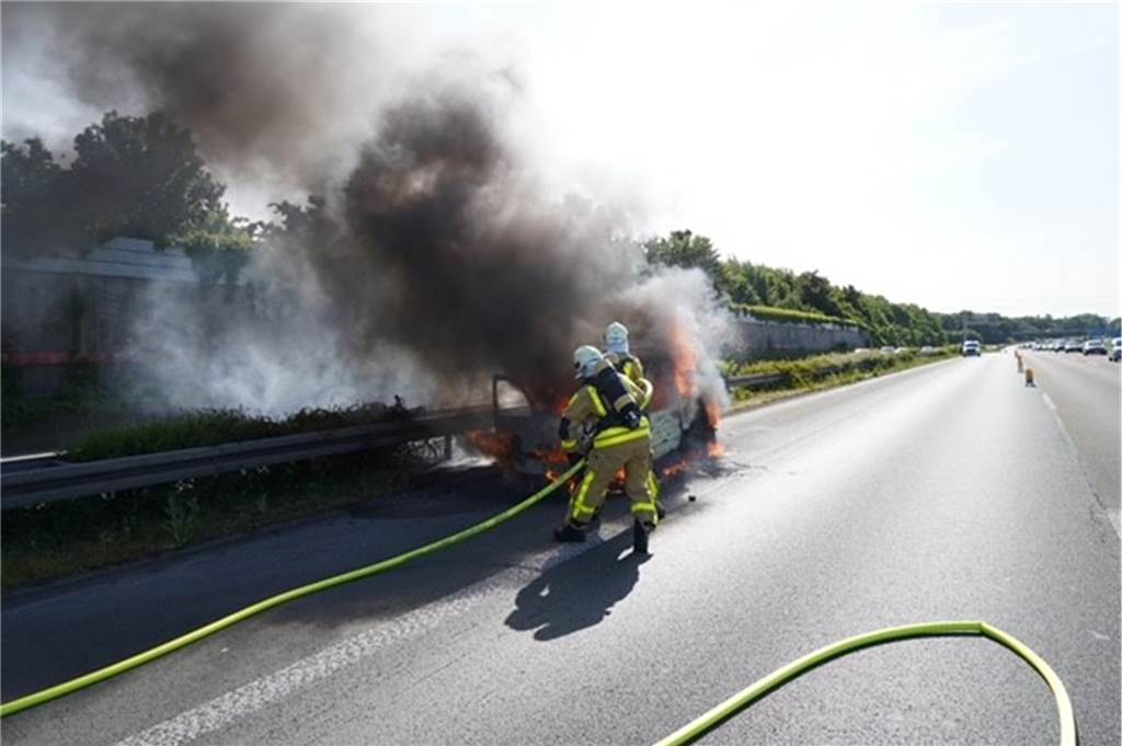 Ein kleiner Lieferwagen geriet Pfingstmontag auf der A2 bei Castrop-Rauxel in Flammen. Die zwei Insassen konnten schon aussteigen, als der Brand noch nicht so groß war.