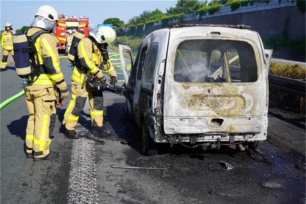Ein kleiner Lieferwagen geriet Pfingstmontag auf der A2 bei Castrop-Rauxel in Flammen. Die zwei Insassen konnten schon aussteigen, als der Brand noch nicht so groß war.