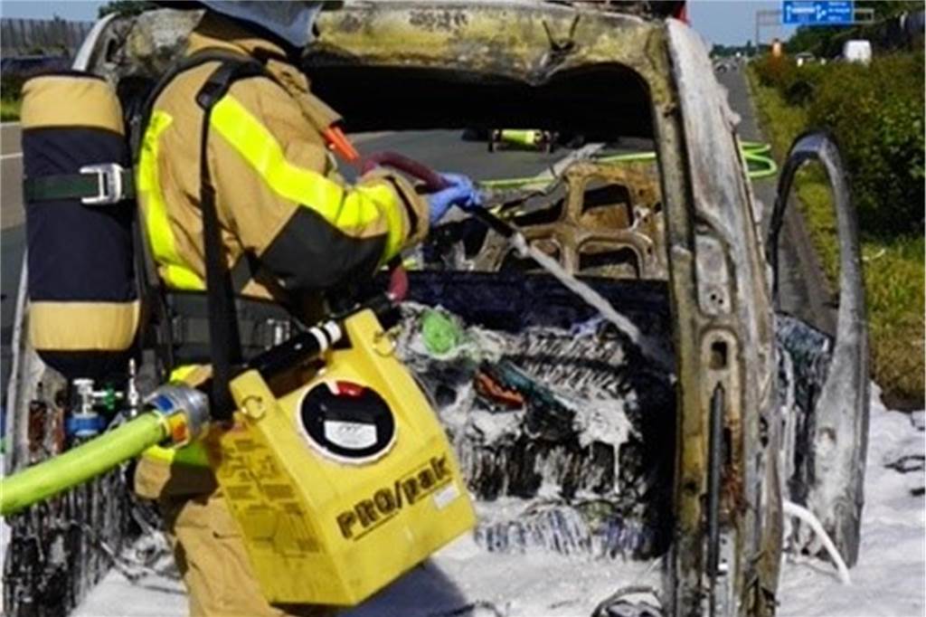 Ein kleiner Lieferwagen geriet Pfingstmontag auf der A2 bei Castrop-Rauxel in Flammen. Die zwei Insassen konnten schon aussteigen, als der Brand noch nicht so groß war.