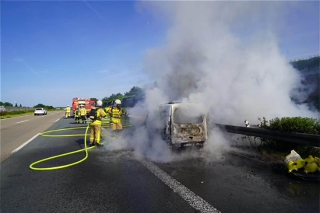 Ein kleiner Lieferwagen geriet Pfingstmontag auf der A2 bei Castrop-Rauxel in Flammen. Die zwei Insassen konnten schon aussteigen, als der Brand noch nicht so groß war.