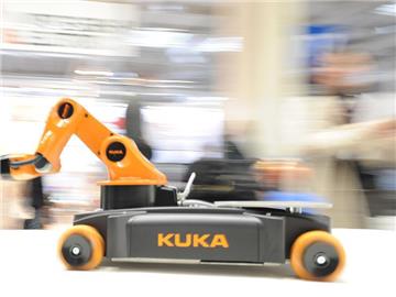 Ein kleiner Roboter der Firma Kuka fährt bei der Hannover Messe. Foto: Julian Stratenschulte/Archiv