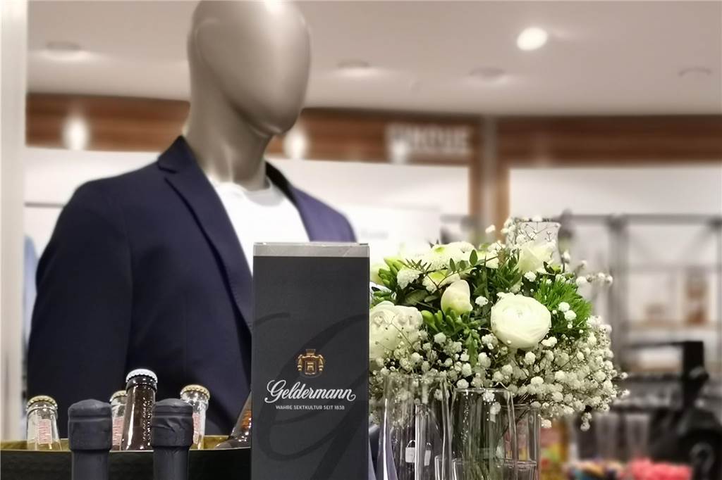 Zeitlose Eleganz: Benedikt Gertz kleidet sich im Modehaus Sinn ein Ein kleiner Sektempfang ist vorbereitet.