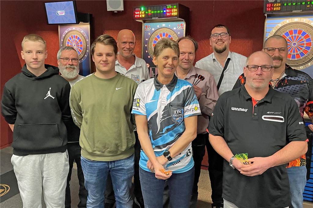 1. Dartclub Werne: „Gaga“ sorgt beim Verein für Rückenwind Ein kleiner Teil der rund 100 Mitglieder des Clubs. Susanne Twele (M.) trägt das Vereins-Trikot.