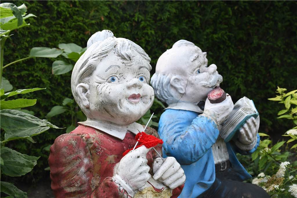Garten-Serie: Eine Nordkirchenerin umhäkelt die Bäume in ihrem Garten Ein kleines Detail im Garten von Josefa Lobeck: Die Figur hat "echtes" Strickzeug in der Hand.