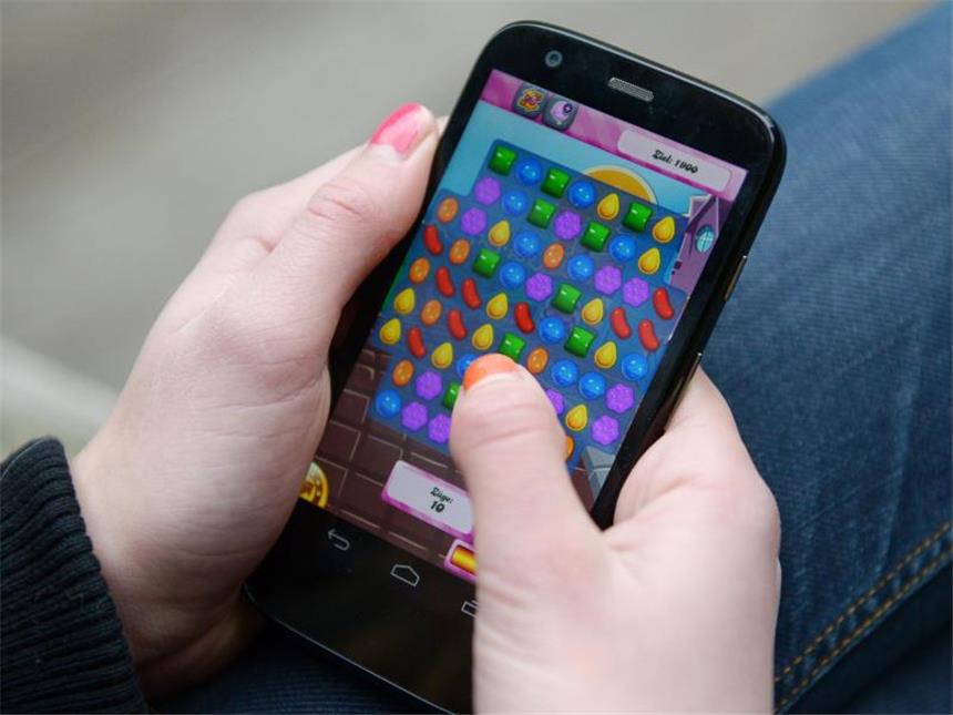 Gamescom: Handys und Tablets bringen mehr Menschen zum Gaming Ein kleines Spiel so zwischendurch: Mit dem Smartphone ist man schnell dabei. Foto: Henning Kaiser
