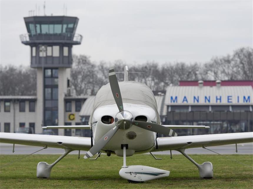 Piloten: Mannheim bleibt unsicherster Flughafen Deutschlands Ein KleinFlugzeug in Mannheim auf dem Vorfeld des Flughafens. Foto: Uwe Anspach/dpa