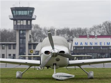 Ein KleinFlugzeug in Mannheim auf dem Vorfeld des Flughafens. Foto: Uwe Anspach/dpa